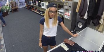 Pornstar got money for getting her pussy fucked