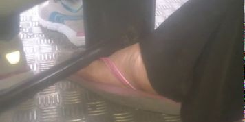 Candid feet pezinhos girl in bus