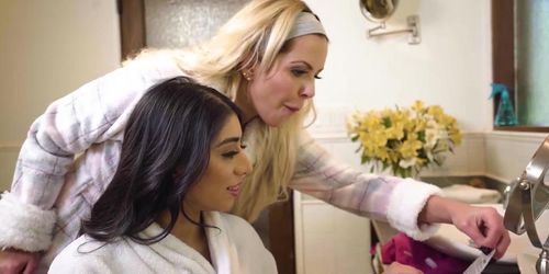 Lesbian MILF mom Nina Elle offering massage to latina t