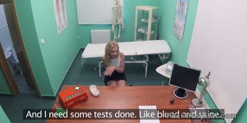 Blonde spinner patient bangs doctor