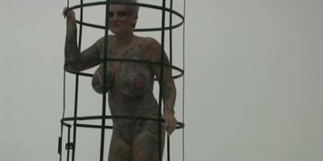Blackwidow Jodi in cage
