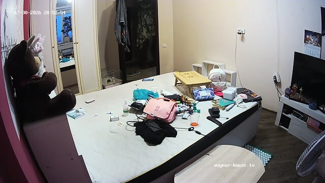 Bedroom Camera At Gella & Winston Wolfe Reallifecam Apartment At Voyeur House TV eo .o7.2o26 From i7 H i9 Min To 2i H 2e Min