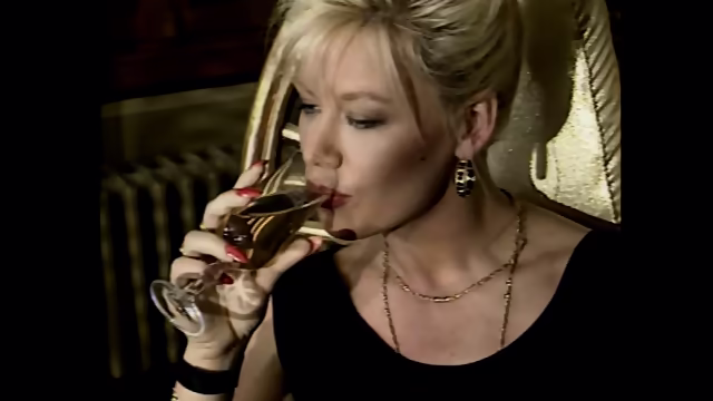 Chateau De Dames (Full Movie. Elodie Cherie, Babette, Beatrice Valle, Vanessa D'Angely, Samantha Wood) i99e