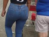 Nalgona chibola de compras en jeans apretados
