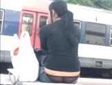 Elle expose sa culotte en public