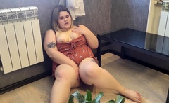 Mommy with a big ass masturbates her hairy pussy and cums