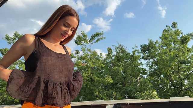 Leons TV - no bra clip