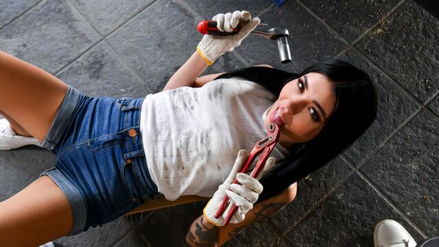 Watch glamour Luna Bunny's action