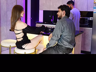 mi novia se folla a compañero del colegio mientras le cocino