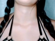 Colegiala cachonda jugando con sus ricas tetas