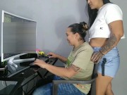 enseñando a mi madrastra a jugar video juegos se sienta y me pone encima su gran culo