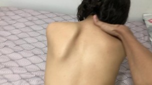 Una rica venezolana deja que su vecino cachondo la folle mientras su novio cornudo está fuera.