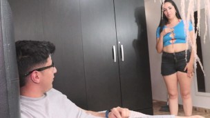 Contrato a una sexi latina sirvienta para que me colabore en la casa y me termino poniendo cachondo.