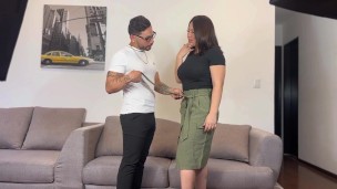 Mi hermosa hijastra me provoca con su gran culo y termino corriéndome adentro
