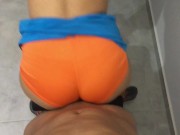 Me follo a mi personal trainer y se corre en mi coño