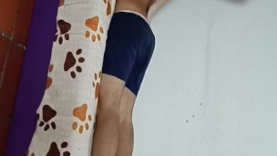 Me masturbo con la ropa interior de mi latino hermanastro y termina follandome duro hasta terminar corriendose dento de mi coño
