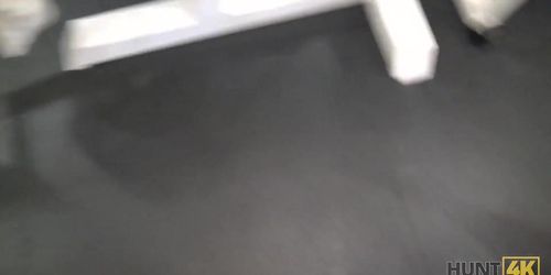 HUNT4K. Magnificent chick gives trimmed vagina for cash in the gym