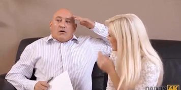 Daddy4K. Il Vecchio Ragazzo Attira I Figliastri Girlfriend A Mostrare Le Tette E Le Inchioda