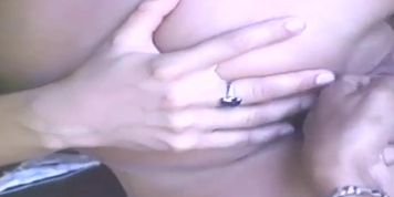 Duas novinhas uma loirinha e uma mulata rabuda lindas e gostosas gemendo e gozando dando a bucetinha e o cusinho bem gostoso
