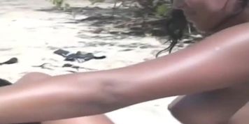 Duas mulatas fudendo na praia