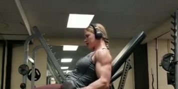 Muscle Beauty Pumping Her Strong Biceps 2 (Tania Amazon)