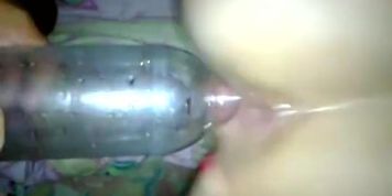 Nena cogiendo con una botellita