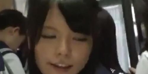 japonesa follando en el autobus