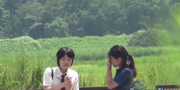 Asian skanks urinating