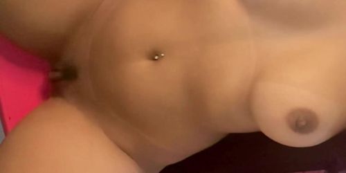 Minha nova vizinha me pede para fazer uma massagem nela como desculpa para foder com força e gozar n (Sunny Leone, morena safada)