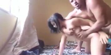 Namorada gostosa gemendo e gozando dando a bucetinha e o cusinho