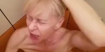 Pisanje po milfari posle jake jebacine