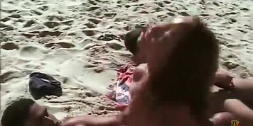 Duas novinhas safadas lindas e gostosas gemendo e gozanso dando a bucetinha e o cusinho bem gostoso bem gostoso pro leonardo m (Leonardo Martins)