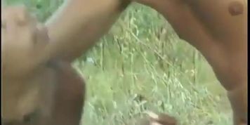 Mulata gostosa gemendo e gozando dando o cusinho de quatro na praia