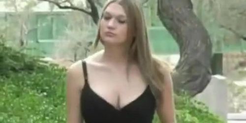 Girl with huge boobs going to a café in this upskirt video