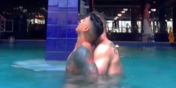Follando en la piscina del gimnasio