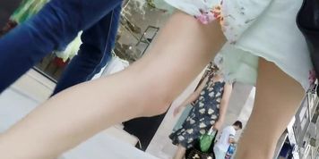 Yummy pussy caught under skirt