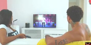 Mulata rabuda gostosa gemendo e gozando dando o cusinho