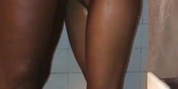 Mulata gostosa gemendo e gozando dando o cusinho pro namorado no banheiro