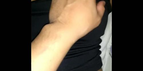 Mi cuñada se queda dormida en mi cuarto. Manoseo sus tetas.