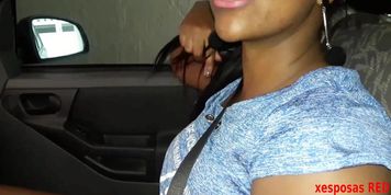 Mulata Gostosa Casada e Rabuda chupando o pauzao do Ator Big Bambu enquanto o marido corno apenas assiste