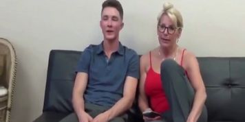Guardare un film porno con la mammina