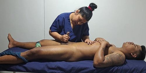 A relaxing massage for this sexy guy, he makes me so horny pte I suck his rich bbc