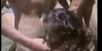 Novinhas gostosas gemendo e gozando dando a bucetinha e o cusinho na praia
