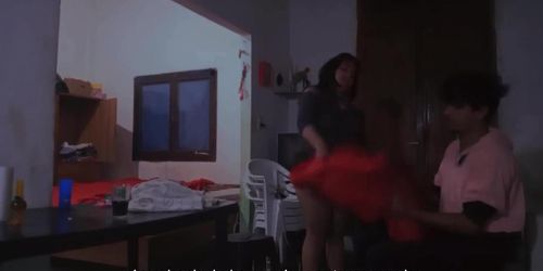 Comparto tragos con mi amigo, y terminamos compartiendo la cama, sexo duro entre risas (Leah Gotti, Lisa Ann, Stacy Cruz)