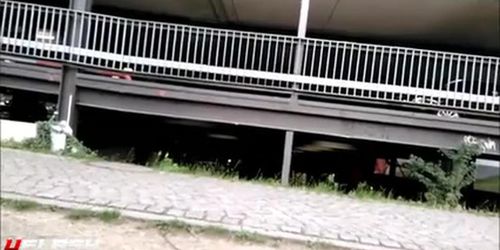 A man wanks his dick in public - woman an Men ...