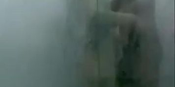 Novinha gostosa gemendo e gozando dando a bucetinha e o cusinho no banheiro