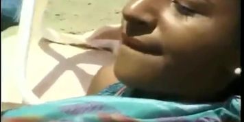 Mulata rabuda gostosa gemendo e gozando dando a bucetinha e o cusinho bem gostoso na praia