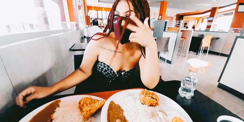 INVITO A FOLLAR A UNA LATINA en KFC, GRITA COMO PUTA CALIENTE, SEXO AMATEUR REAL (LuxuryGirl)