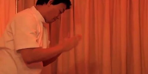 Eerste keer Japanse vrouw krijgt massage (Zie meer: shortina.com/CoZemas)