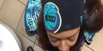 Mulata Chupando Namorado no Toalete